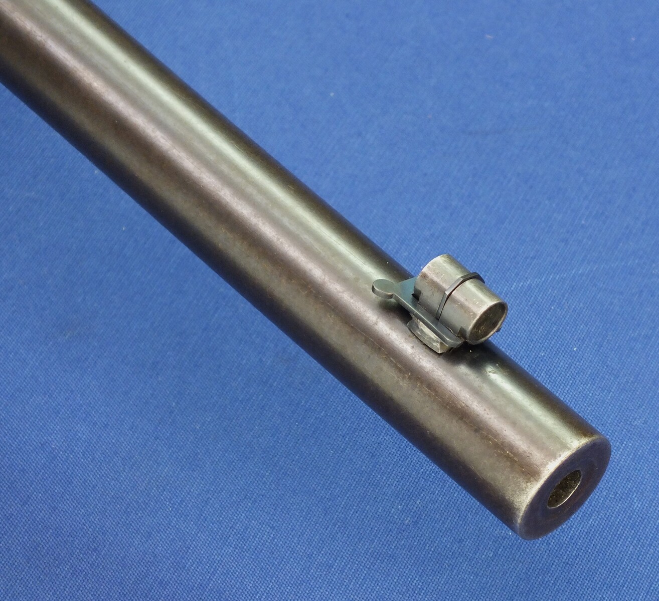 A fine antique 19th century American Remington - Hepburn No. 3 Target Rifle, caliber 38-50 Remington - Hepburn, 30 inch heavy part octagon / part round barrel, in very good condition. Price 5.950 euro.