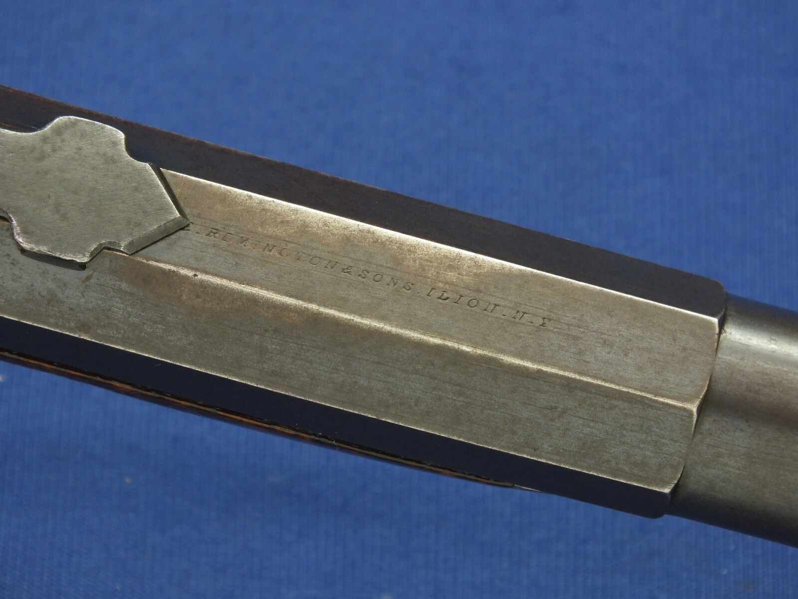 A fine antique 19th century American Remington - Hepburn No. 3 Target Rifle, caliber 38-50 Remington - Hepburn, 30 inch heavy part octagon / part round barrel, in very good condition. Price 5.950 euro.