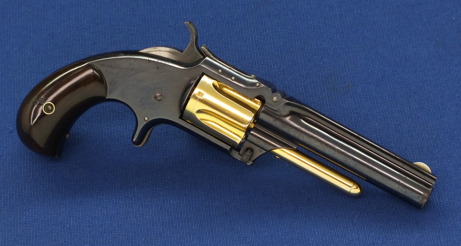 A fine antique 19th century American Smith & Wesson Revolver, Model No. 1-1/2 Second Issue. .32 Rimfire caliber, 5 shot fluted gilded cylinder. 3 1/2 inch barrel. In mint condition. Price 1.750 euro.