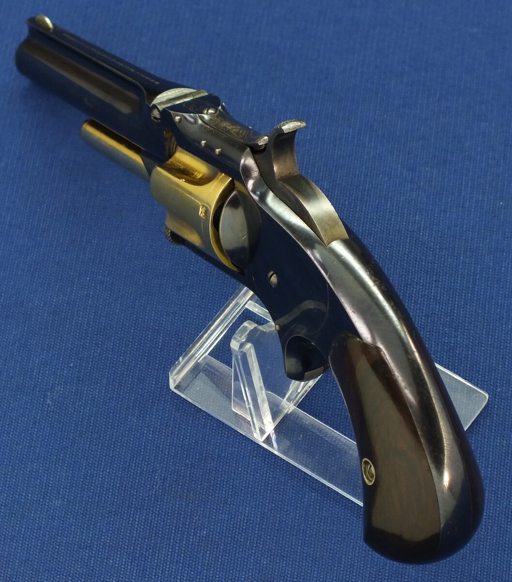 A fine antique 19th century American Smith & Wesson Revolver, Model No. 1-1/2 Second Issue. .32 Rimfire caliber, 5 shot fluted gilded cylinder. 3 1/2 inch barrel. In mint condition. Price 1.750 euro.