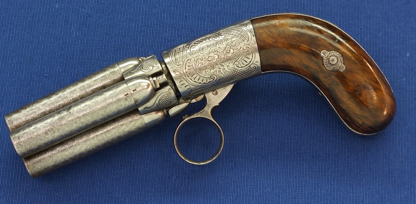 A fine antique 19th century engraved Belgian Liege 4 shot underhammer Mariette Brevete percussion Pepperbox. Caliber 9mm, length 19cm. In very good condition. 