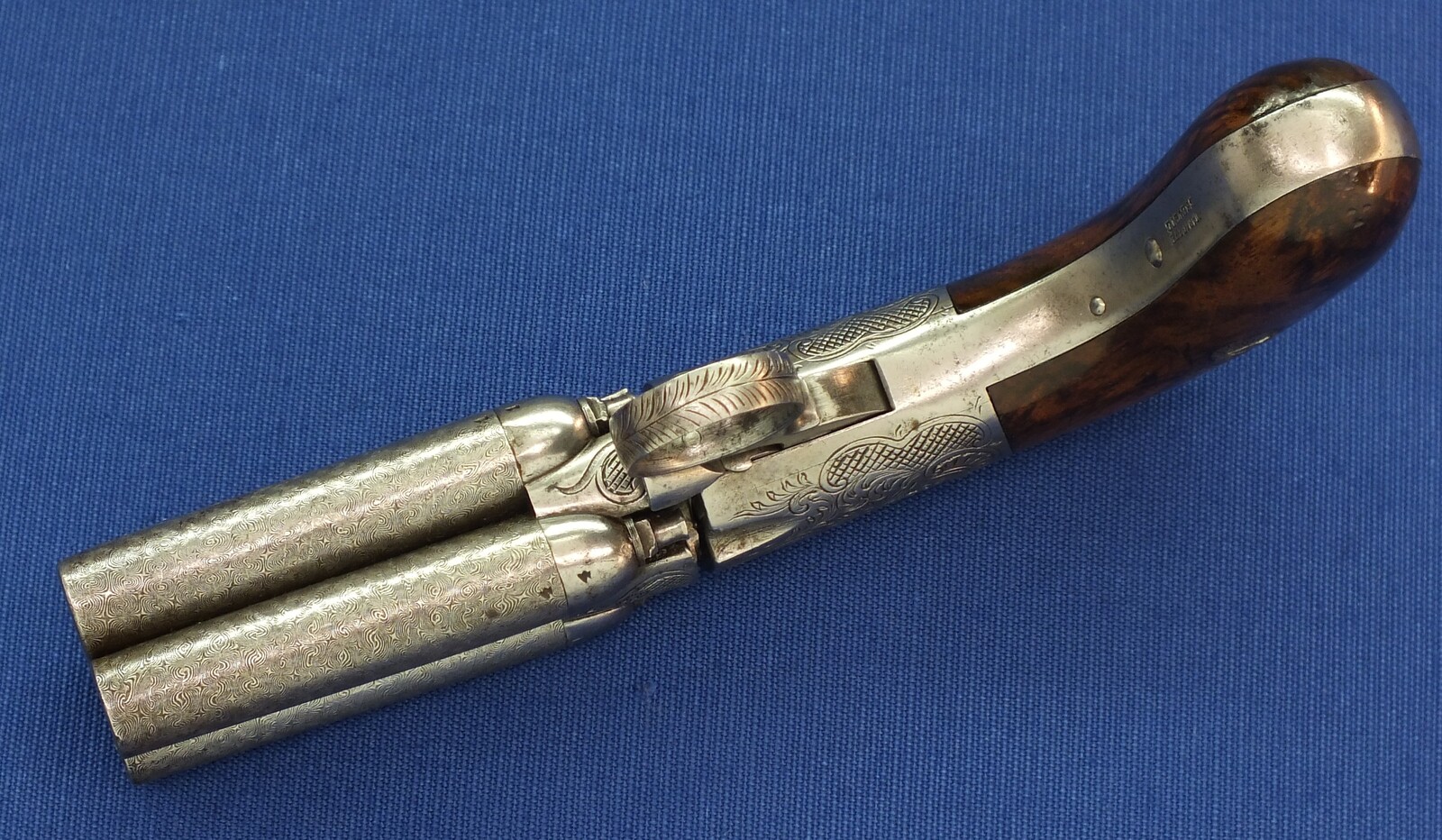A fine antique 19th century engraved Belgian Liege 4 shot underhammer Mariette Brevete percussion Pepperbox. Caliber 9mm, length 19cm. In very good condition. 