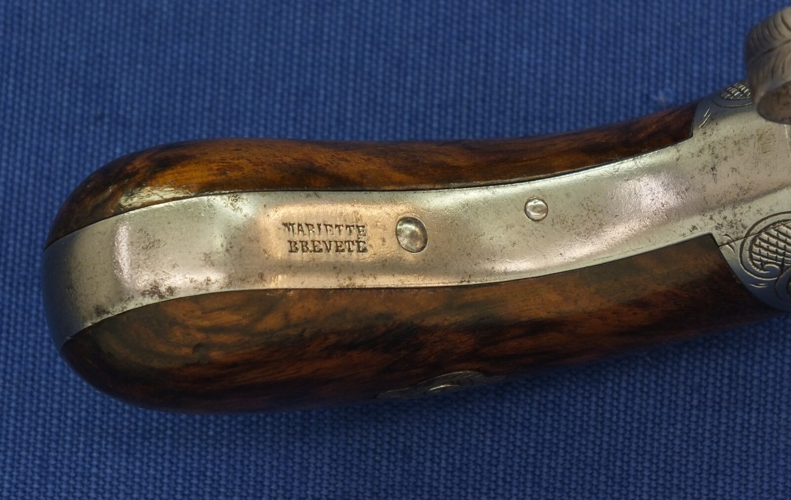 A fine antique 19th century engraved Belgian Liege 4 shot underhammer Mariette Brevete percussion Pepperbox. Caliber 9mm, length 19cm. In very good condition. 