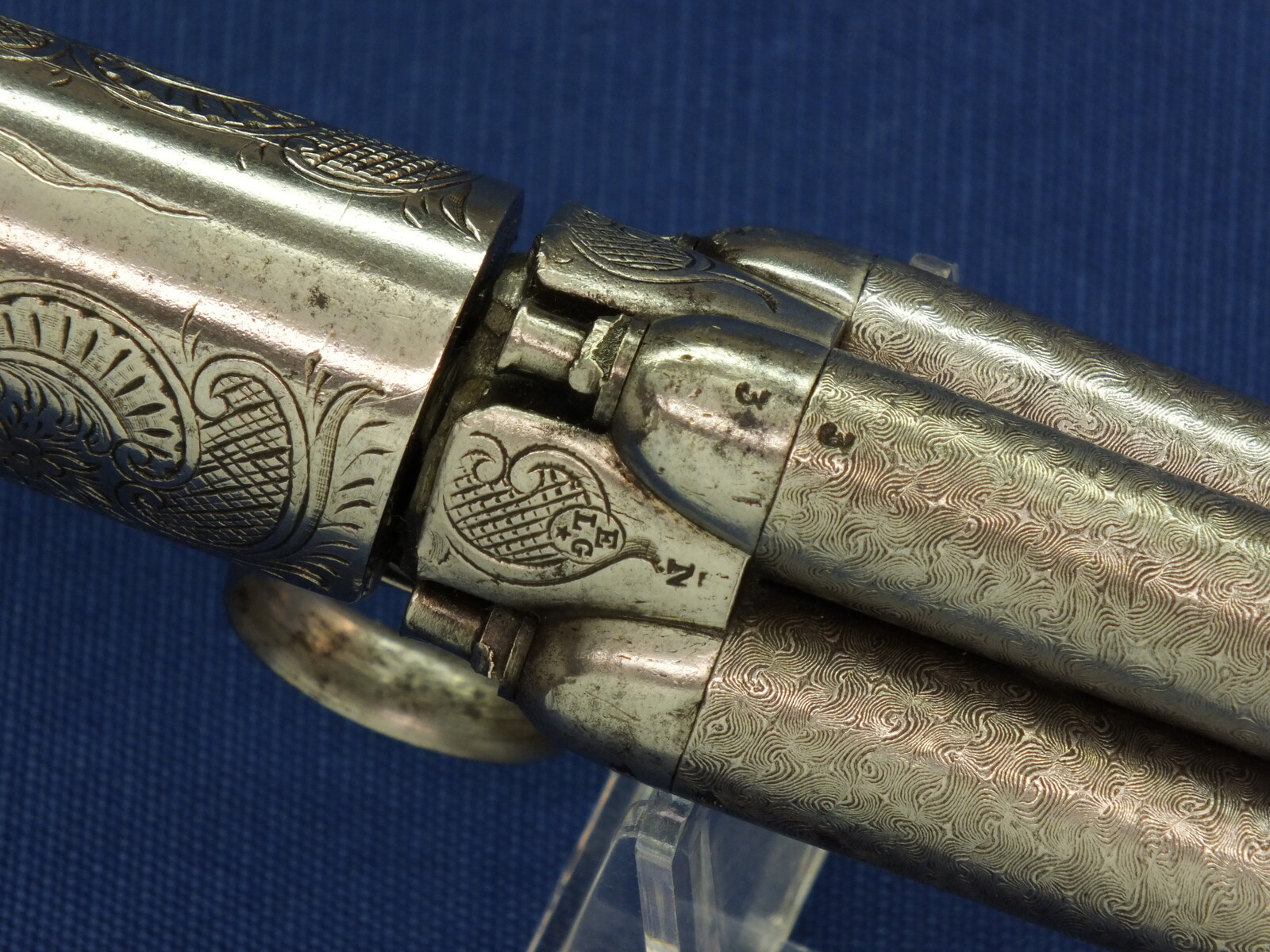 A fine antique 19th century engraved Belgian Liege 4 shot underhammer Mariette Brevete percussion Pepperbox. Caliber 9mm, length 19cm. In very good condition. 