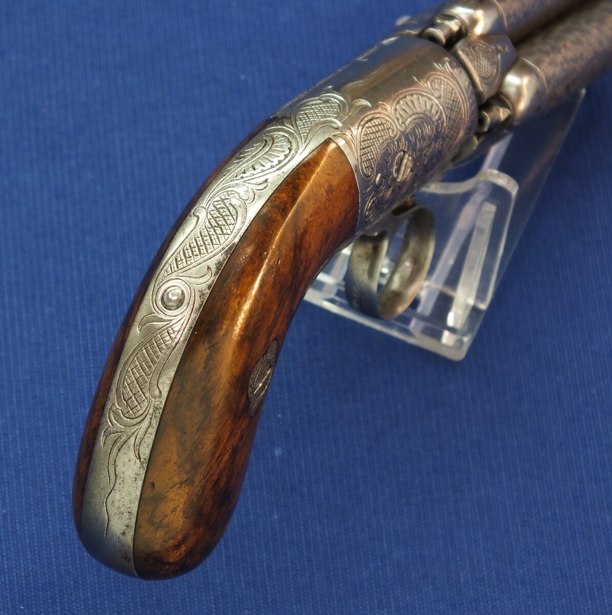 A fine antique 19th century engraved Belgian Liege 4 shot underhammer Mariette Brevete percussion Pepperbox. Caliber 9mm, length 19cm. In very good condition. 