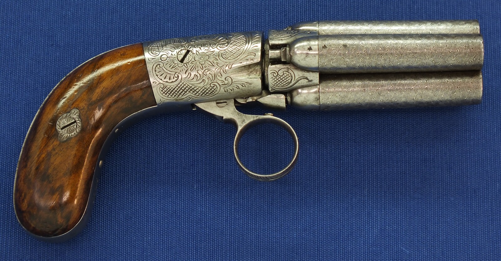 A fine antique 19th century engraved Belgian Liege 4 shot underhammer Mariette Brevete percussion Pepperbox. Caliber 9mm, length 19cm. In very good condition. 