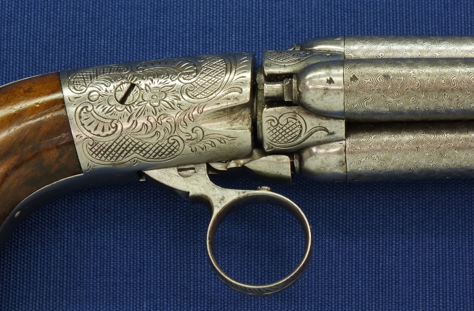 A fine antique 19th century engraved Belgian Liege 4 shot underhammer Mariette Brevete percussion Pepperbox. Caliber 9mm, length 19cm. In very good condition. 