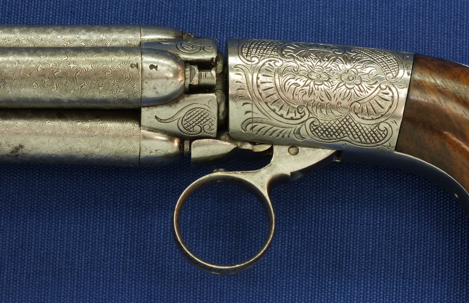 A fine antique 19th century engraved Belgian Liege 4 shot underhammer Mariette Brevete percussion Pepperbox. Caliber 9mm, length 19cm. In very good condition. 