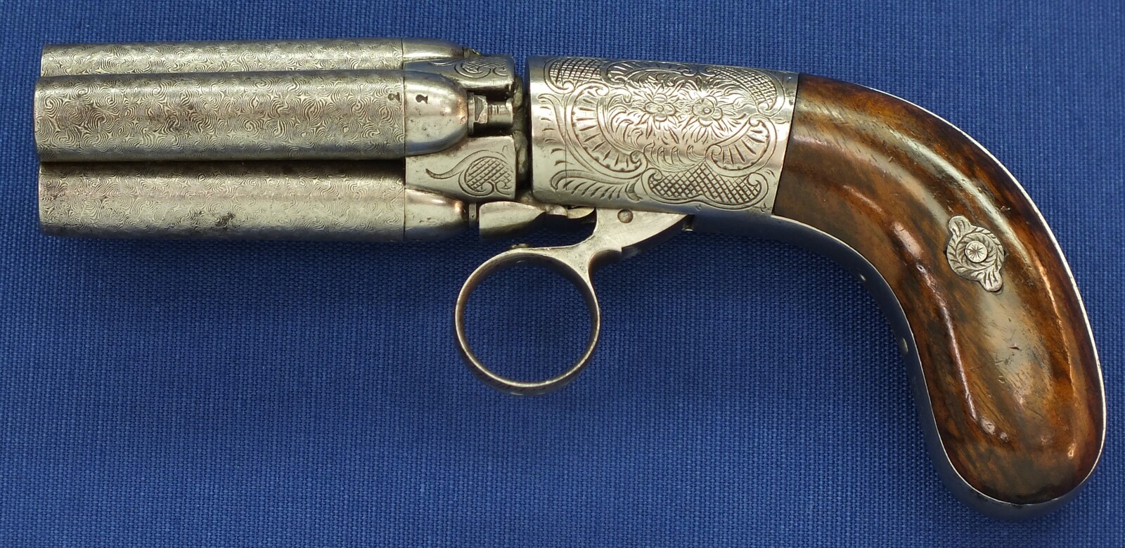 A fine antique 19th century engraved Belgian Liege 4 shot underhammer Mariette Brevete percussion Pepperbox. Caliber 9mm, length 19cm. In very good condition. Price 850 euro.