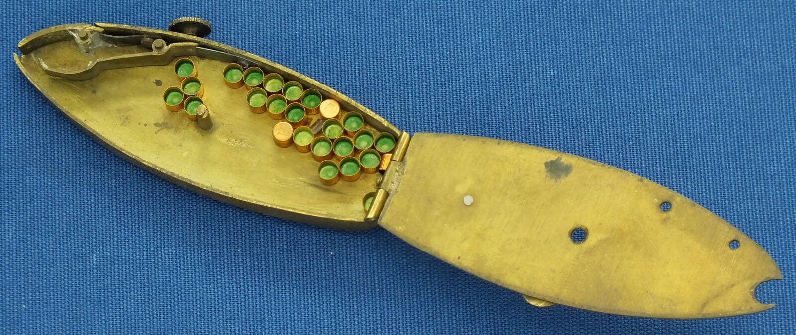 A fine antique 19th century Percussion Cap Dispenser No. 3 , length 10 cm, In very good condition. Price 325 euro