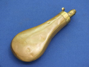 A fine antique 19th century Powderflask, height 19,5 cm, in very good condition. Price 150 euro