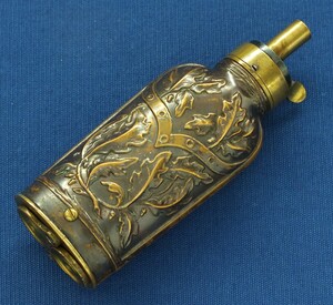 A fine antique 19th century probably American Three Way Powder Flask, height 12 cm, in very good condition. Price 450 euro.