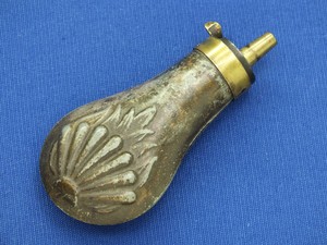 A fine antique 19th Century Rare Embossed Zinc Pistol Powder Flask, height 11 cm, in very good condition. Price 295 euro