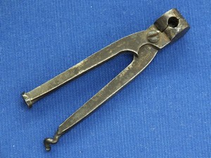 A fine antique 19th Century Small Bullet Mold for caliber 12 mm, with worm, ram rod and sprue cutter, length 9,8 cm, in very good condition. Price 110 euro