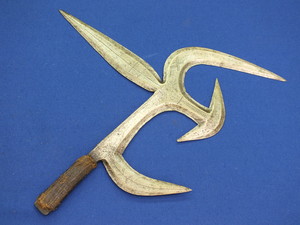 A fine antique African Ngbaka Trowing Knife, circa 1900, length 45 cm, in very good condition. 