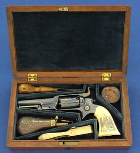 A fine antique American cased Colt Model 1855 Root model 2 Sidehammer percussion Pocket Revolver. 5 shot. 28 Caliber. 3,5 inch octagonal barrel with Hartford address. Dated Juli 22, 1860. In near mint condition. Price 5.250 euro.