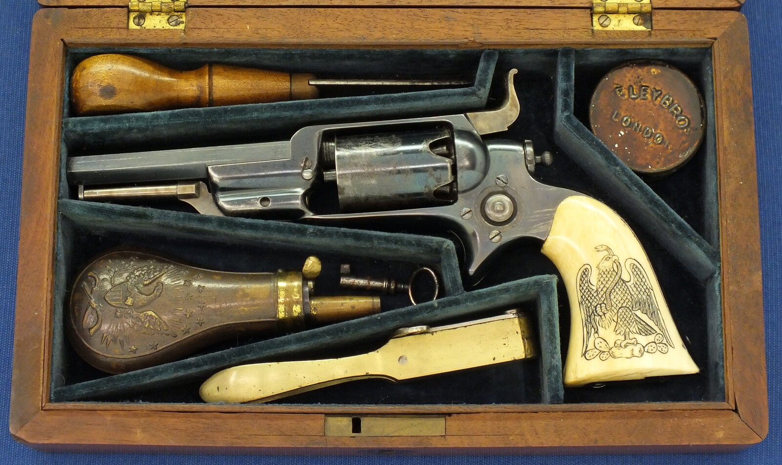 A fine antique American cased Colt Model 1855 Root model 2 Sidehammer percussion Pocket Revolver. 5 shot. 28 Caliber. 3,5 inch octagonal barrel with Hartford address. Dated Juli 22, 1860. In near mint condition. Price 5.250 euro.