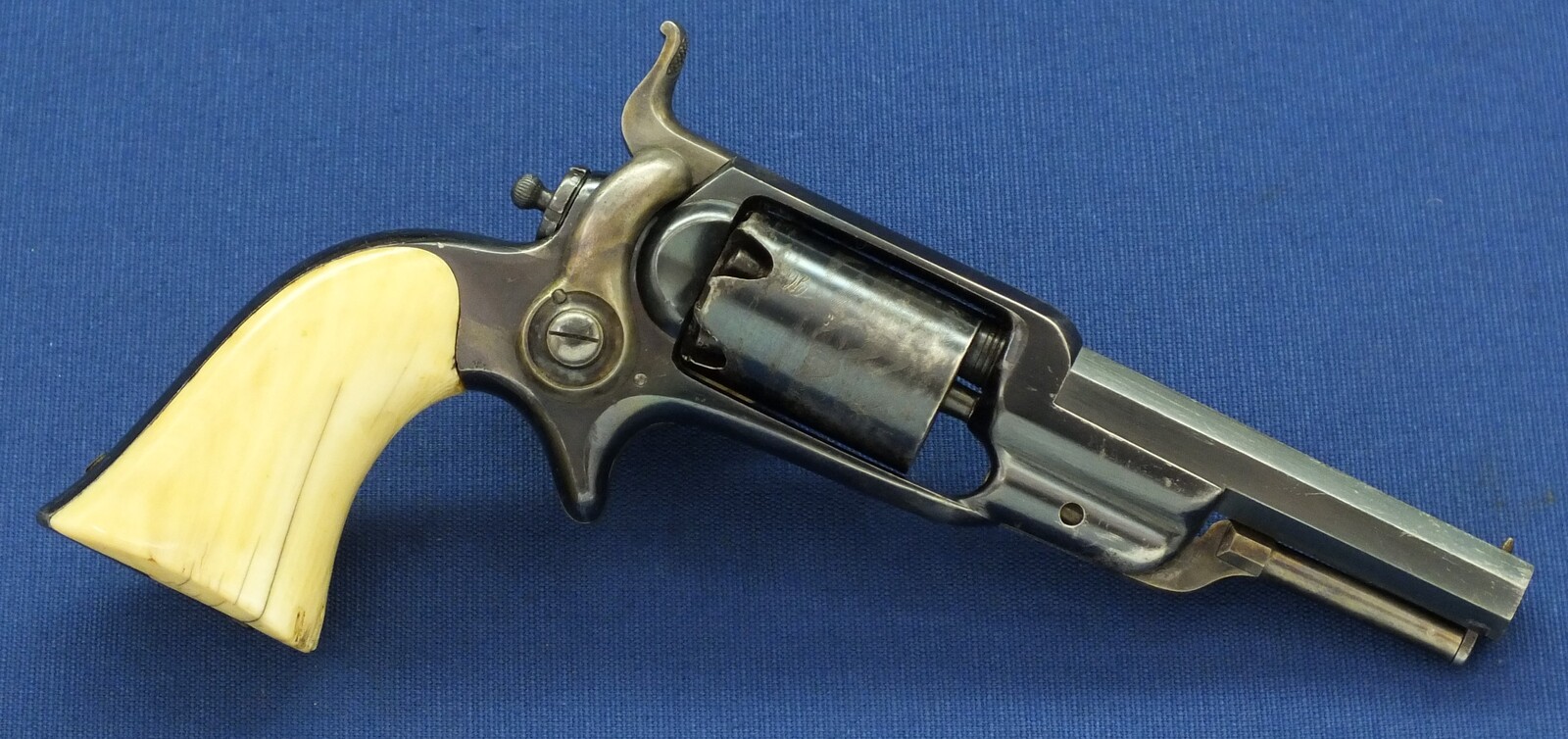 A fine antique American cased Colt Model 1855 Root model 2 Sidehammer percussion Pocket Revolver. 5 shot. 28 Caliber. 3,5 inch octagonal barrel with Hartford address. Dated Juli 22, 1860. In near mint condition. Price 5.250 euro.