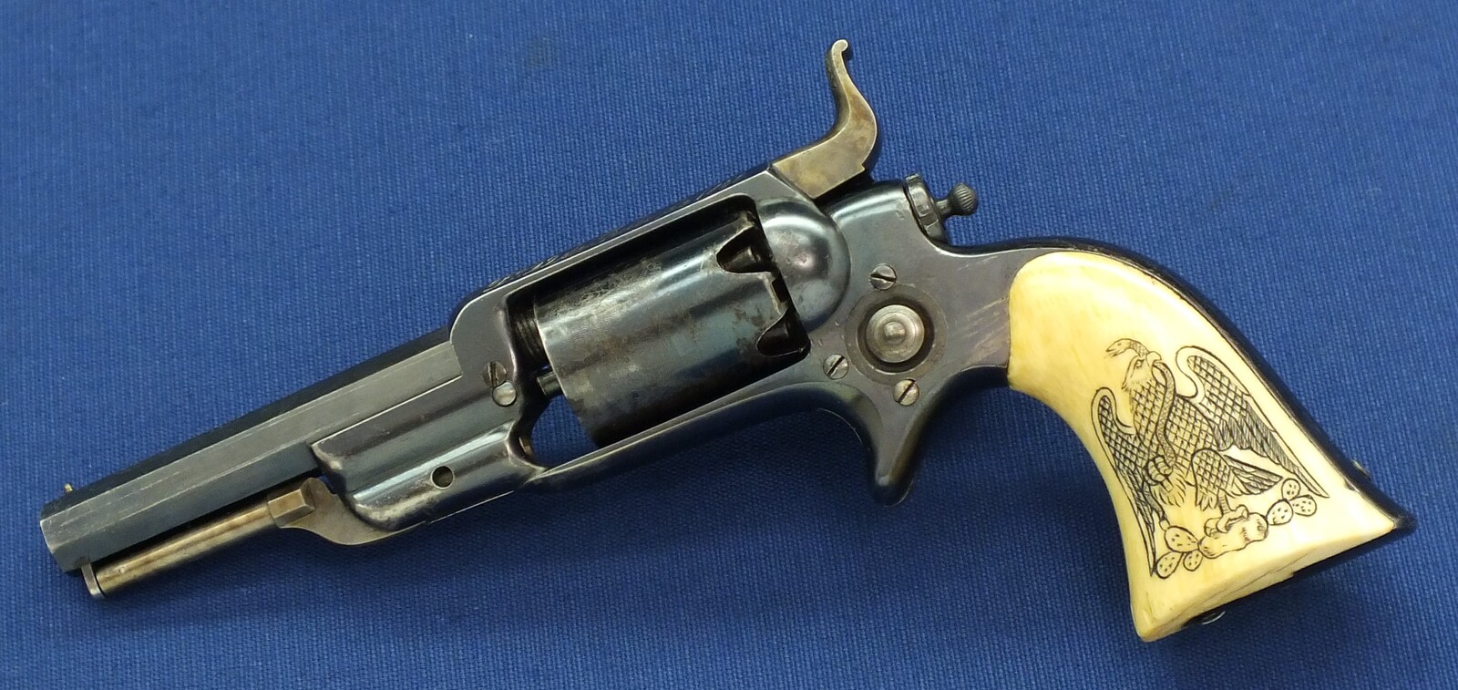 A fine antique American cased Colt Model 1855 Root model 2 Sidehammer percussion Pocket Revolver. 5 shot. 28 Caliber. 3,5 inch octagonal barrel with Hartford address. Dated Juli 22, 1860. In near mint condition. Price 5.250 euro.