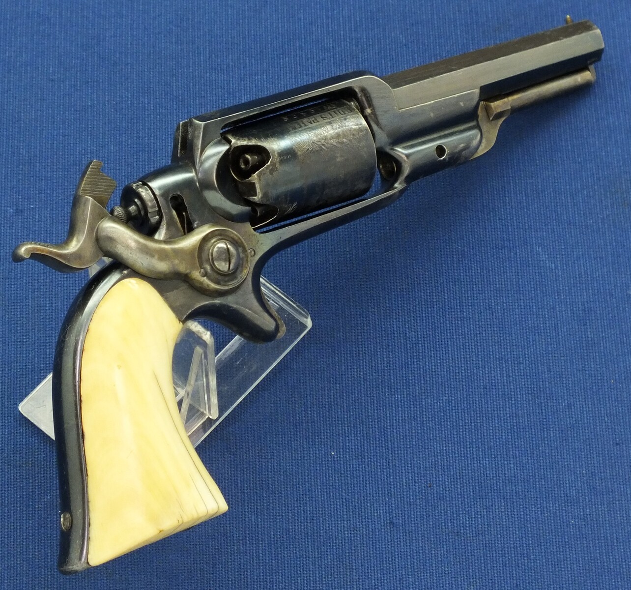 A fine antique American cased Colt Model 1855 Root model 2 Sidehammer percussion Pocket Revolver. 5 shot. 28 Caliber. 3,5 inch octagonal barrel with Hartford address. Dated Juli 22, 1860. In near mint condition. Price 5.250 euro.