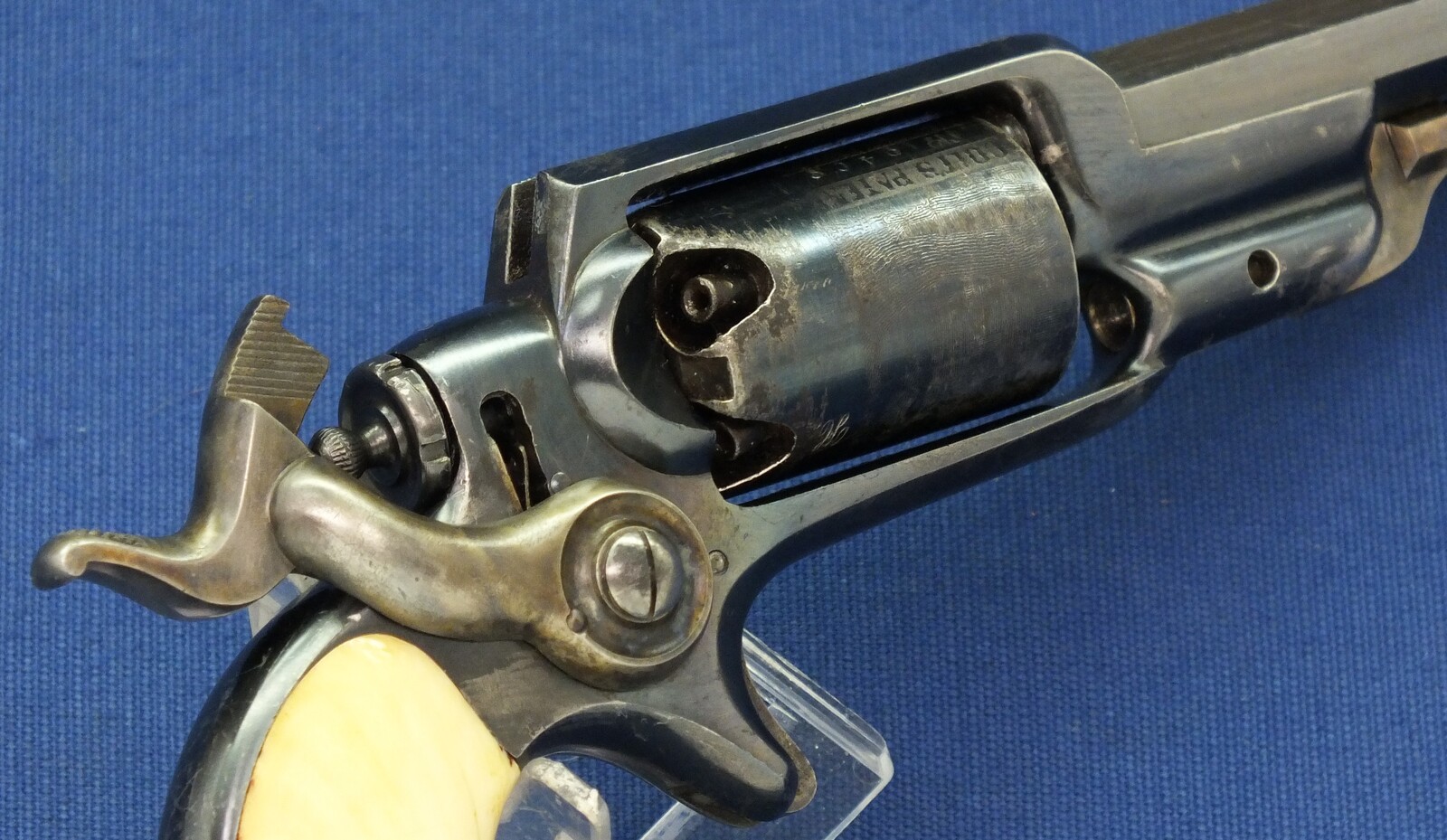 A fine antique American cased Colt Model 1855 Root model 2 Sidehammer percussion Pocket Revolver. 5 shot. 28 Caliber. 3,5 inch octagonal barrel with Hartford address. Dated Juli 22, 1860. In near mint condition. Price 5.250 euro.