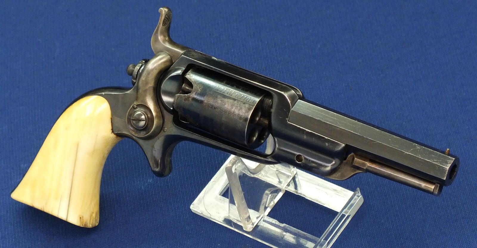 A fine antique American cased Colt Model 1855 Root model 2 Sidehammer percussion Pocket Revolver. 5 shot. 28 Caliber. 3,5 inch octagonal barrel with Hartford address. Dated Juli 22, 1860. In near mint condition. Price 5.250 euro.