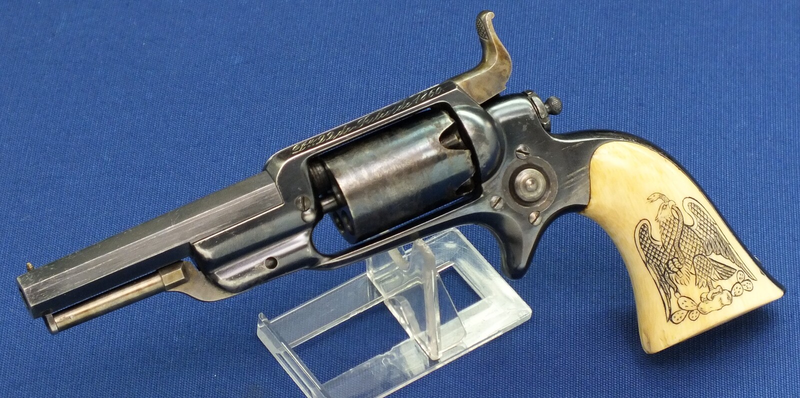 A fine antique American cased Colt Model 1855 Root model 2 Sidehammer percussion Pocket Revolver. 5 shot. 28 Caliber. 3,5 inch octagonal barrel with Hartford address. Dated Juli 22, 1860. In near mint condition. Price 5.250 euro.