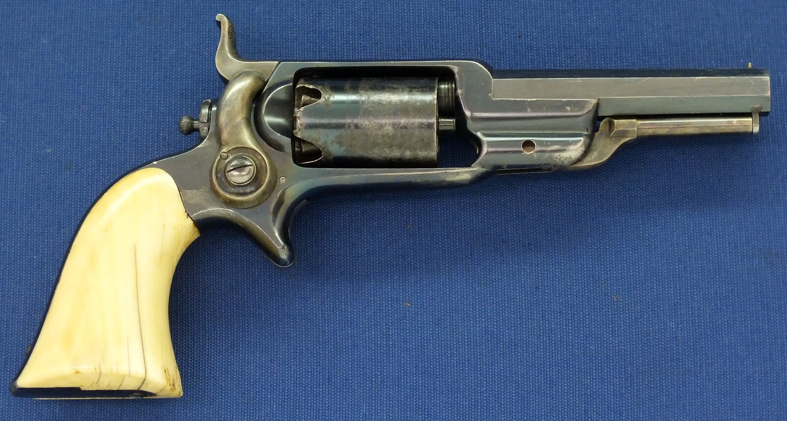 A fine antique American cased Colt Model 1855 Root model 2 Sidehammer percussion Pocket Revolver. 5 shot. 28 Caliber. 3,5 inch octagonal barrel with Hartford address. Dated Juli 22, 1860. In near mint condition. Price 5.250 euro.