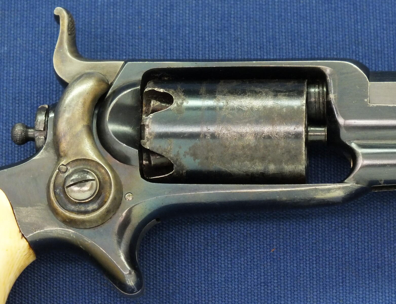 A fine antique American cased Colt Model 1855 Root model 2 Sidehammer percussion Pocket Revolver. 5 shot. 28 Caliber. 3,5 inch octagonal barrel with Hartford address. Dated Juli 22, 1860. In near mint condition. Price 5.250 euro.