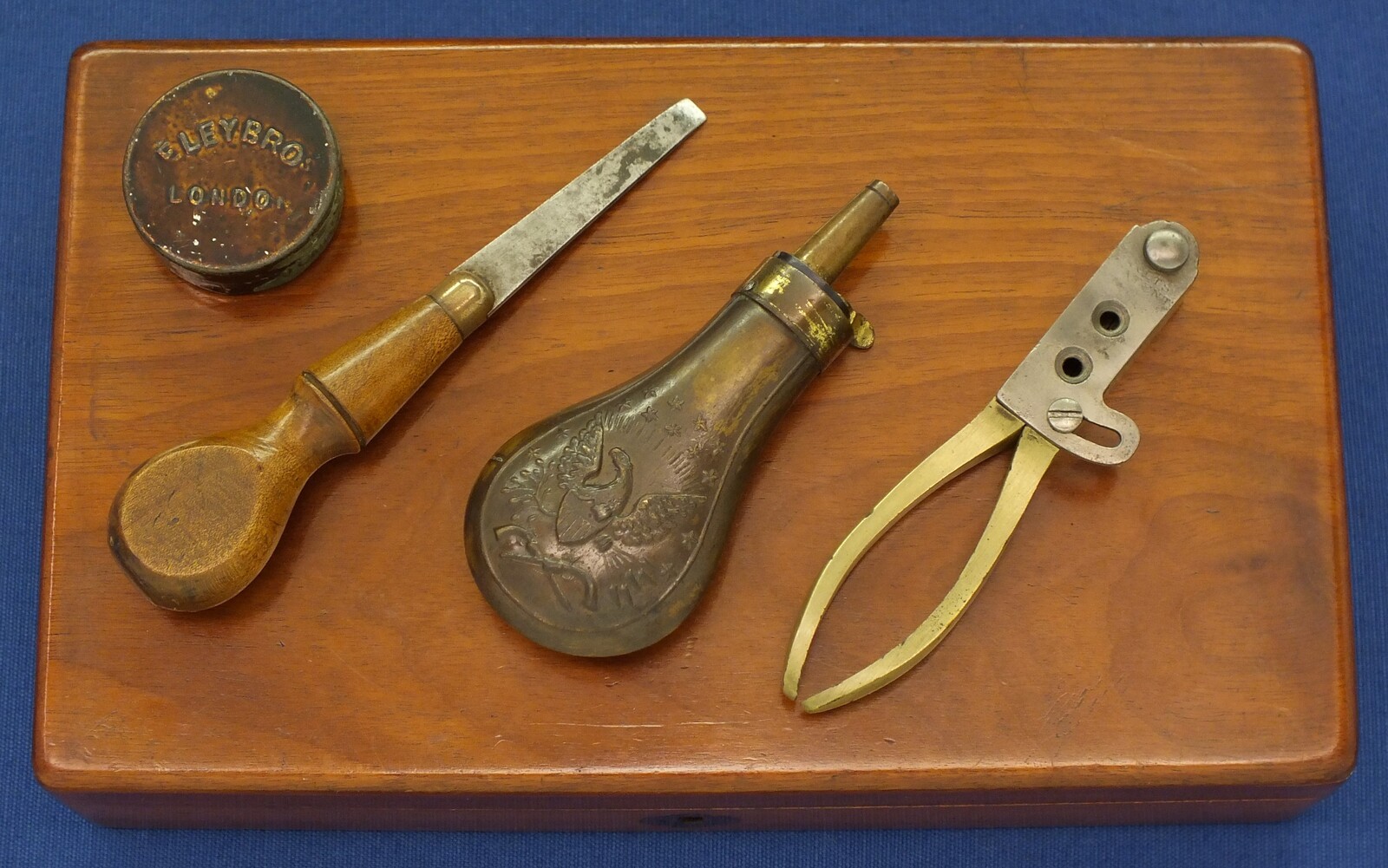 A fine antique American cased Colt Model 1855 Root model 2 Sidehammer percussion Pocket Revolver. 5 shot. 28 Caliber. 3,5 inch octagonal barrel with Hartford address. Dated Juli 22, 1860. In near mint condition. Price 5.250 euro.