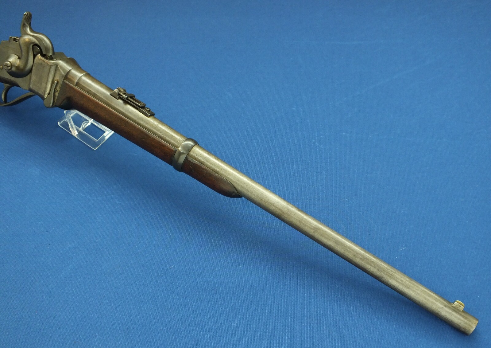 A fine antique American Civil War Sharps New Model 1863 percussion Carbine. Caliber 52, 22 inch barrel. Length 100cm. In very good condition. Price 3.750 euro