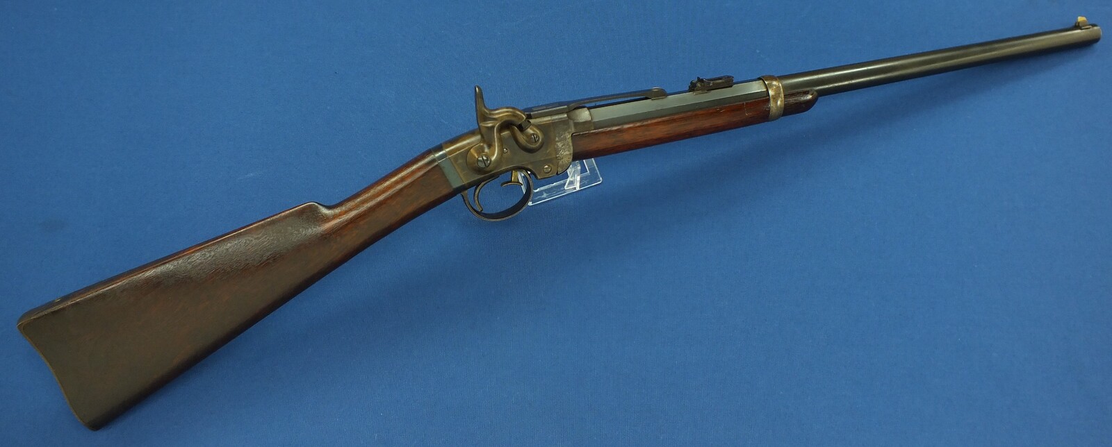 A fine antique American Civil War Smith Breechloading Percussion Carbine. 50 caliber, half 21-5/8 round/octagonal Barrel. In near mint condtion. Price 4.450 euro.