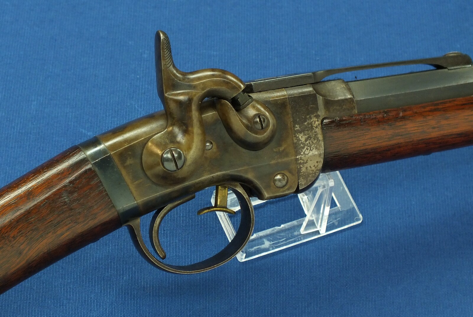 A fine antique American Civil War Smith Breechloading Percussion Carbine. 50 caliber, half 21-5/8 round/octagonal Barrel. In near mint condtion. Price 4.450 euro.