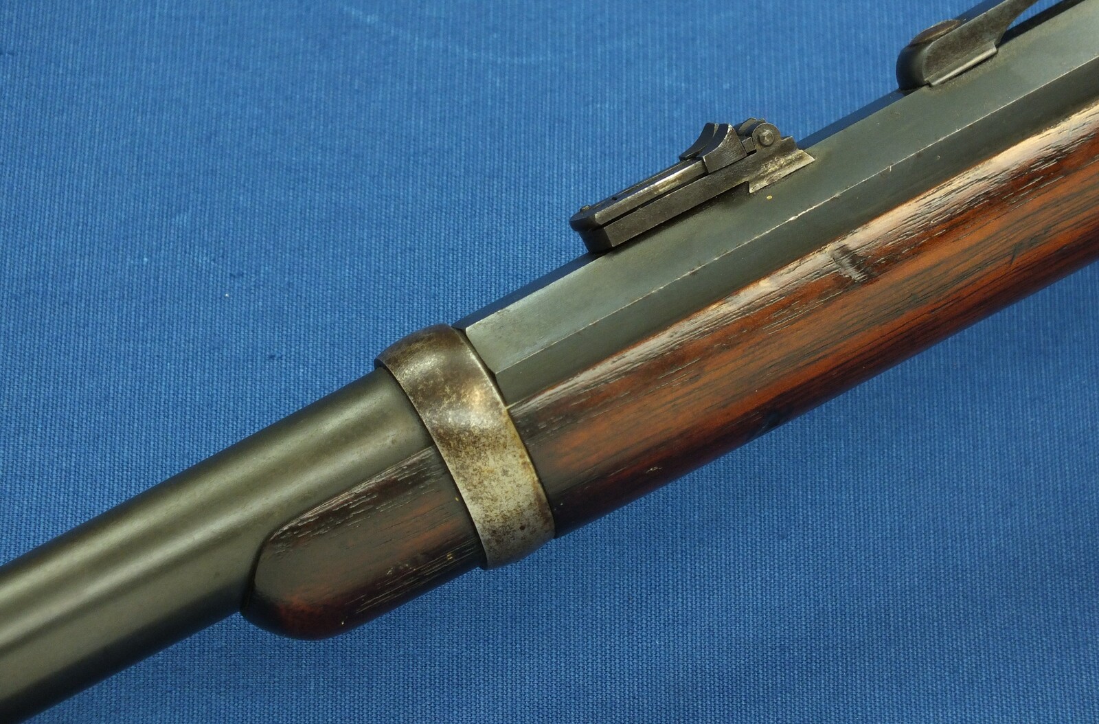 A fine antique American Civil War Smith Breechloading Percussion Carbine. 50 caliber, half 21-5/8 round/octagonal Barrel. In near mint condtion. Price 4.450 euro.
