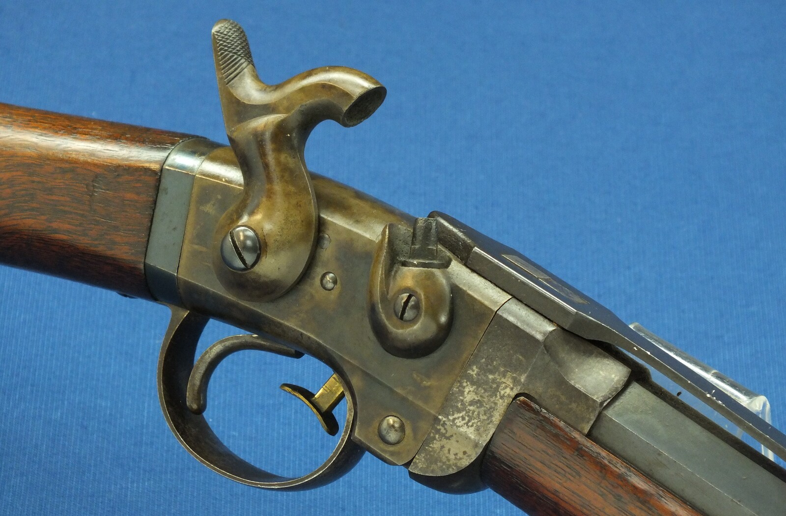 A fine antique American Civil War Smith Breechloading Percussion Carbine. 50 caliber, half 21-5/8 round/octagonal Barrel. In near mint condtion. Price 4.450 euro.