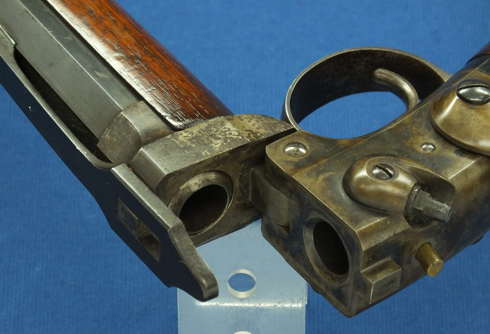 A fine antique American Civil War Smith Breechloading Percussion Carbine. 50 caliber, half 21-5/8 round/octagonal Barrel. In near mint condtion. Price 4.450 euro.
