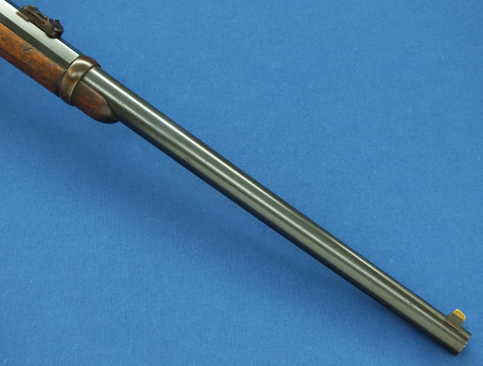 A fine antique American Civil War Smith Breechloading Percussion Carbine. 50 caliber, half 21-5/8 round/octagonal Barrel. In very good condtion. Price 4.150 euro.