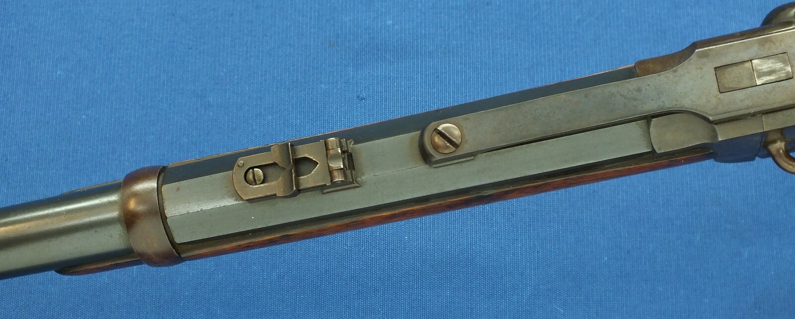 A fine antique American Civil War Smith Breechloading Percussion Carbine. 50 caliber, half 21-5/8 round/octagonal Barrel. In very good condtion. Price 4.150 euro.