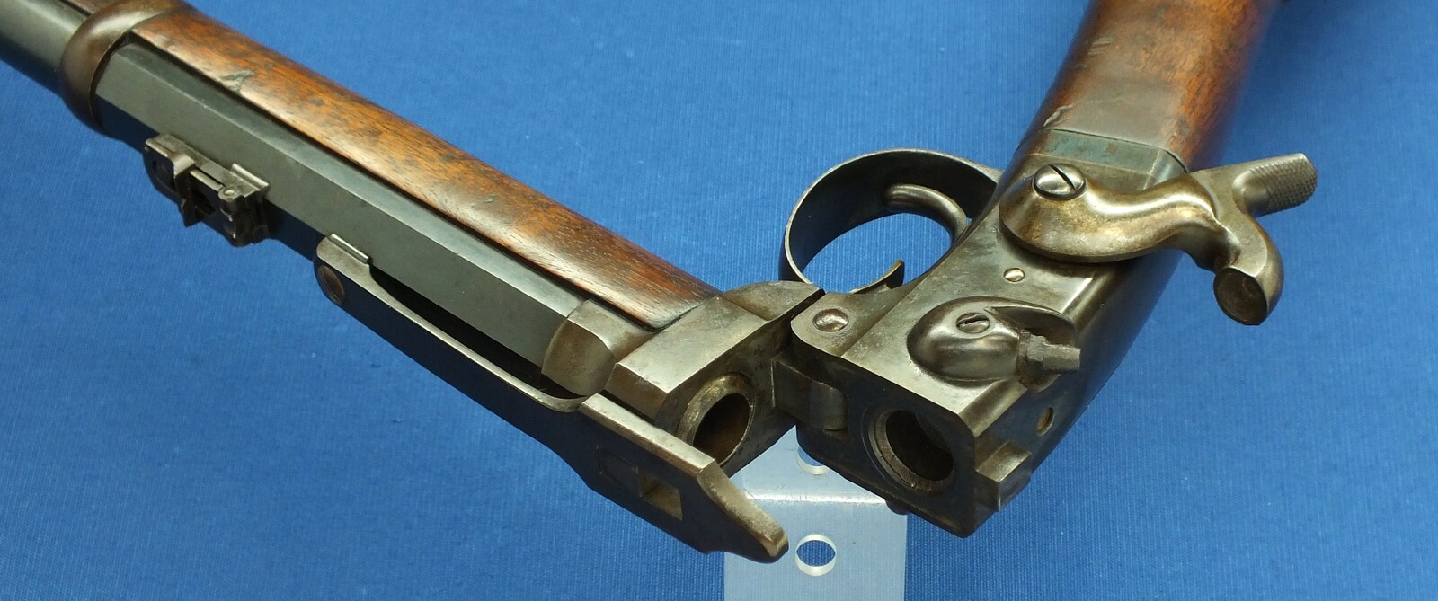 A fine antique American Civil War Smith Breechloading Percussion Carbine. 50 caliber, half 21-5/8 round/octagonal Barrel. In very good condtion. Price 4.150 euro.
