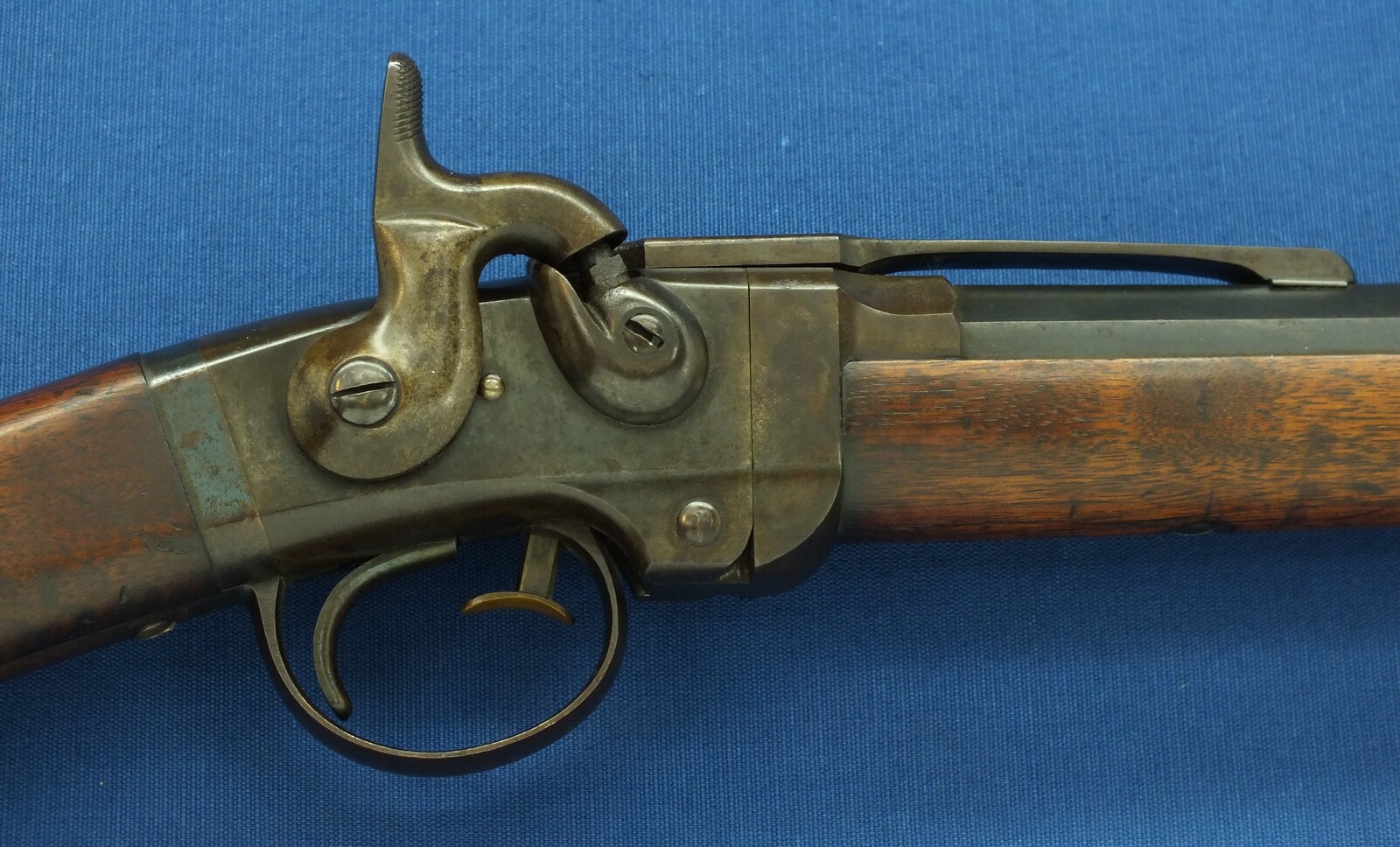 A fine antique American Civil War Smith Breechloading Percussion Carbine. 50 caliber, half 21-5/8 round/octagonal Barrel. In very good condtion. Price 4.150 euro.