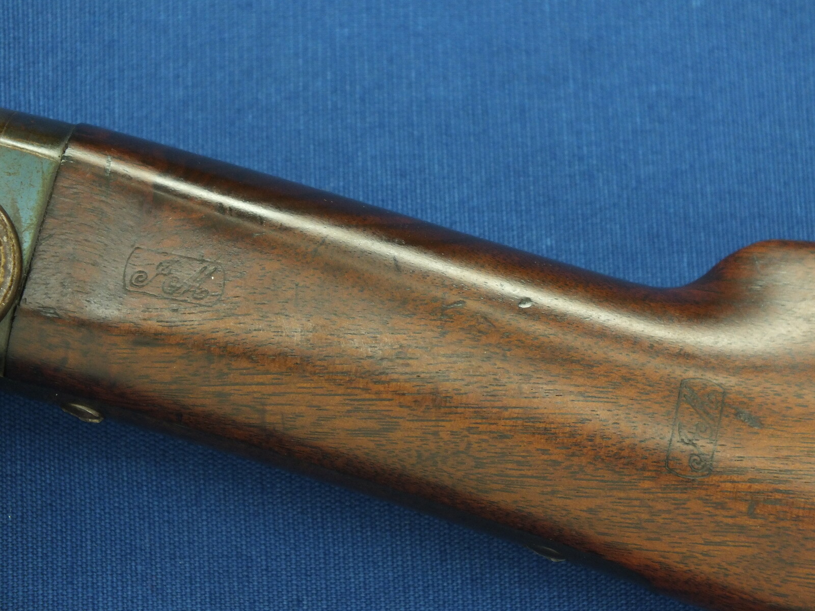 A fine antique American Civil War Smith Breechloading Percussion Carbine. 50 caliber, half 21-5/8 round/octagonal Barrel. In very good condtion. Price 4.150 euro.
