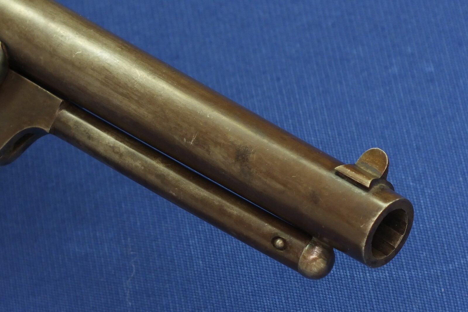 A fine antique American Civil War Starr Arms Co Double Action Model 1858 Army 6 shot percussion Revolver. 44 Caliber. Length 33cm. In very good condition. Price 2.850 euro.
