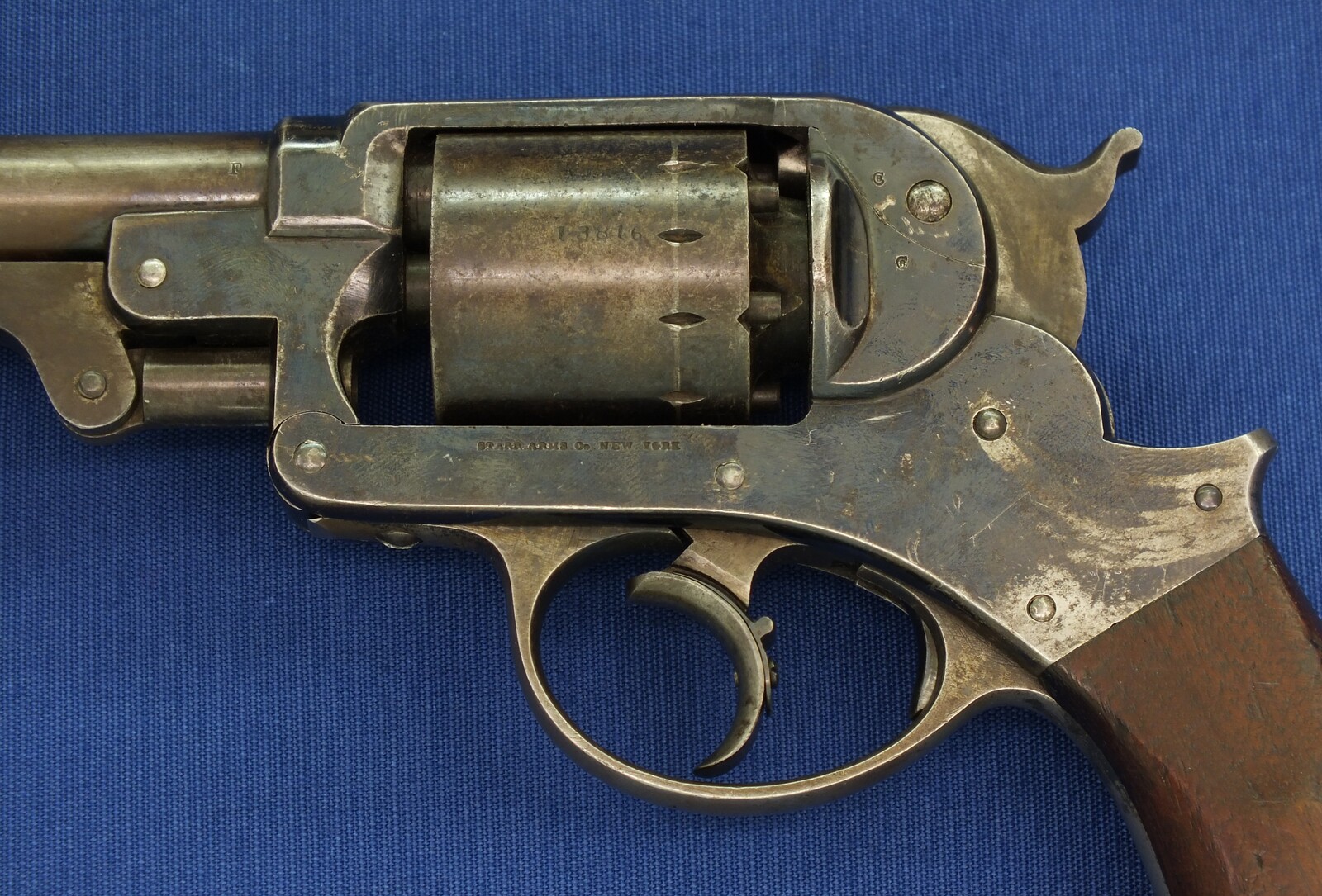 A fine antique American Civil War Starr Arms Co Double Action Model 1858 Army 6 shot percussion Revolver. 44 Caliber. Length 33cm. In very good condition. Price 2.850 euro.