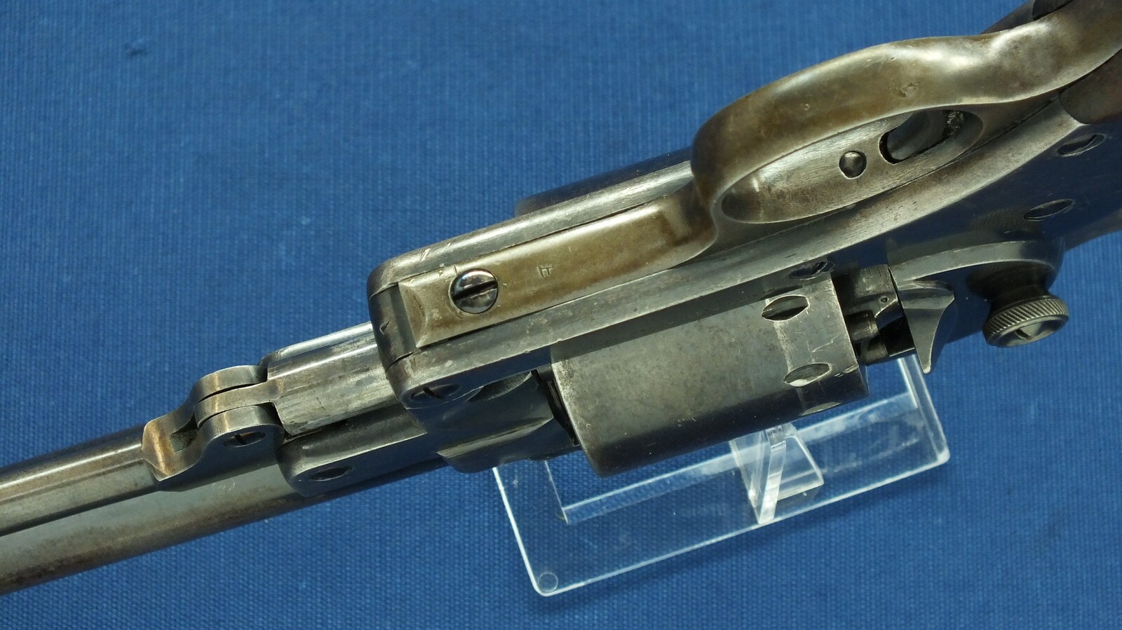 A fine antique American Civil War Starr Arms Co Single Action Model 1863 Army 6 shot percussion Revolver. 44 Caliber. Length 37,5cm. In very good condition. Price 3.800 euro.