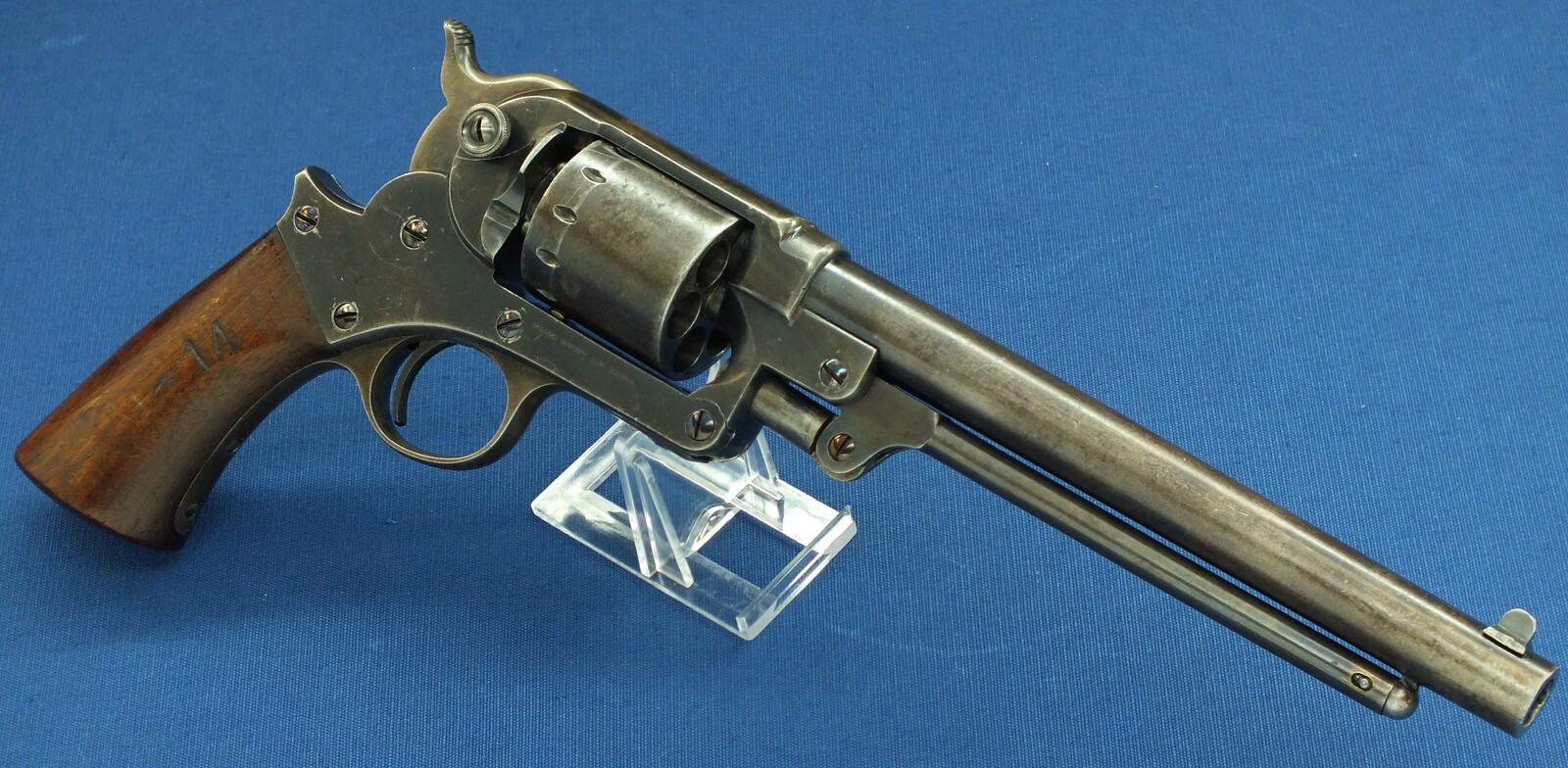 A fine antique American Civil War Starr Arms Co Single Action Model 1863 Army 6 shot percussion Revolver. 44 Caliber. Length 37,5cm. In very good condition. Price 3.800 euro.