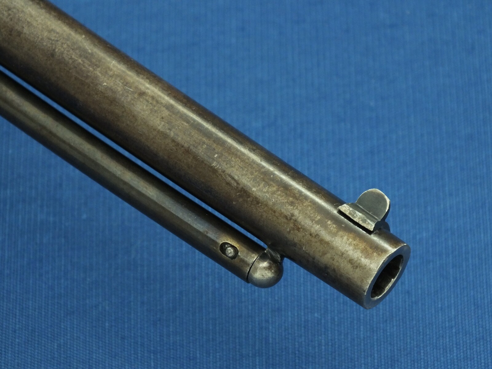 A fine antique American Civil War Starr Arms Co Single Action Model 1863 Army 6 shot percussion Revolver. 44 Caliber. Length 37,5cm. In very good condition. Price 3.800 euro.