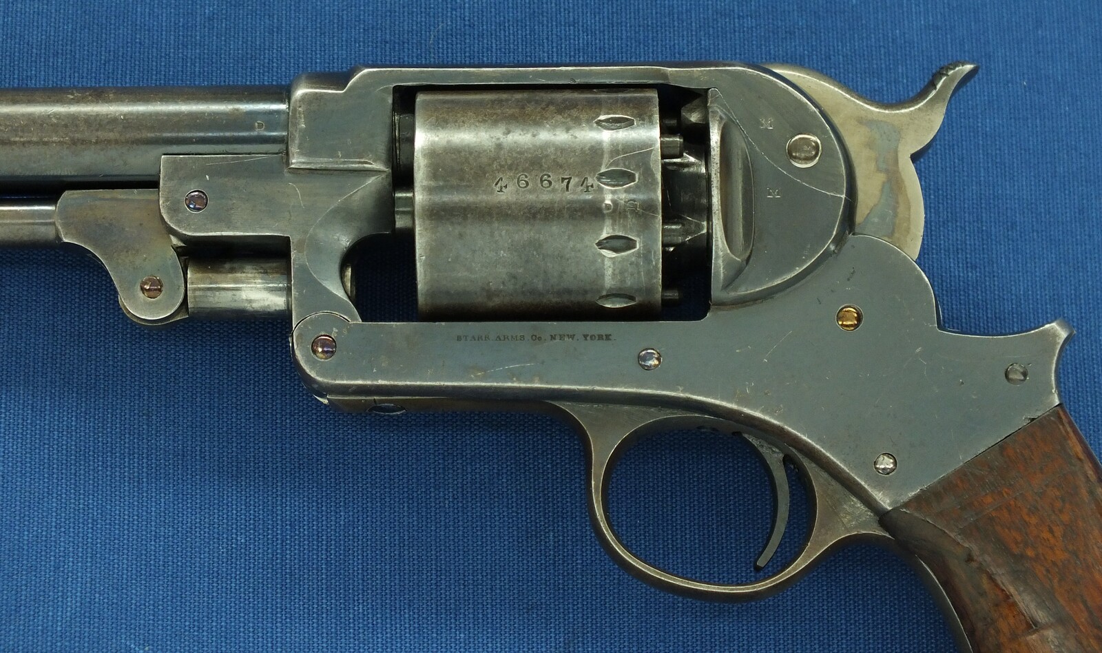 A fine antique American Civil War Starr Arms Co Single Action Model 1863 Army 6 shot percussion Revolver. 44 Caliber. Length 37,5cm. In very good condition. Price 3.800 euro.