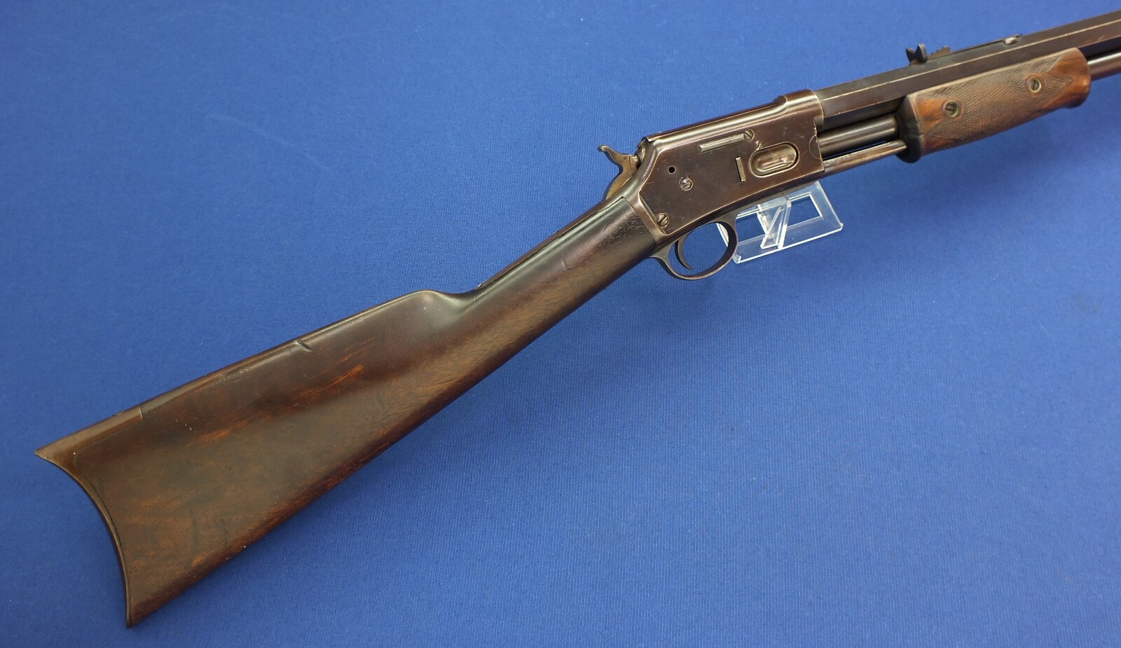 A fine antique American Colt Lightning Slide Action Medium Frame Rifle, Caliber 32-20, 26 inch octagonal barrel, SN70427, length 109 cm, in near mint condition. Price 2.850 euro