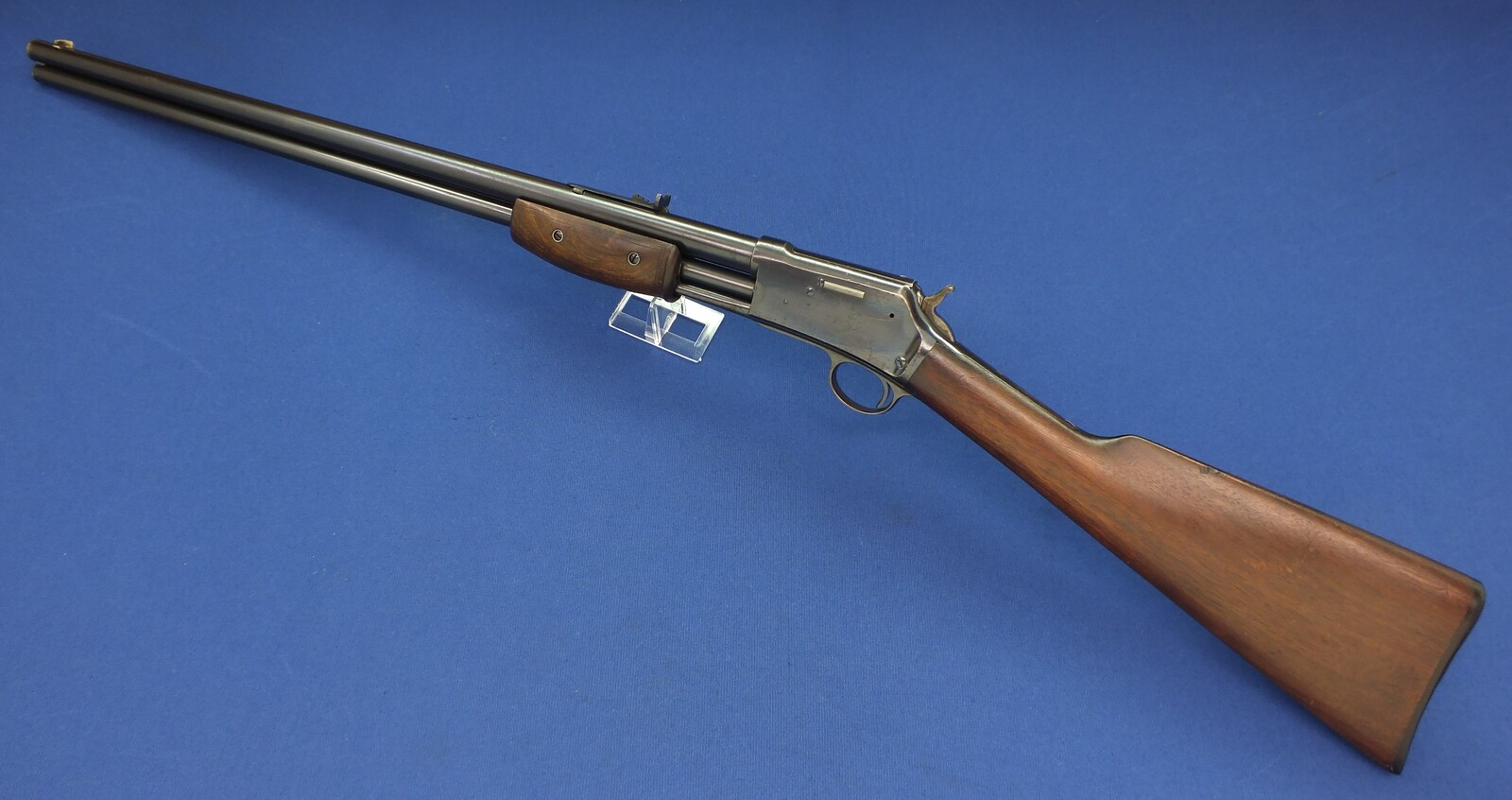 A fine antique American Colt Lightning Slide Action Medium Frame Rifle, Caliber 32-20, 26 inch round barrel, SN84492, length 108 cm, in near mint condition. Price 4.250 euro