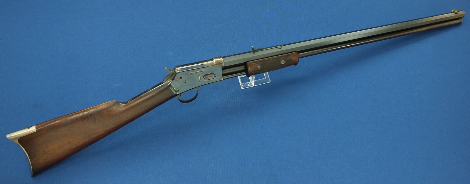 A fine antique American Colt Lightning Slide Action Medium Frame Rifle, Caliber 38-40, 26 inch octagonal barrel, SN28261, made in 1888. length 109 cm, in very good condition. Price 5.800 euro.